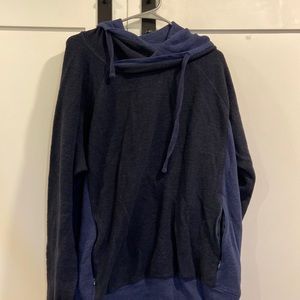 Alo Triumph Hooded Fleece Sweatshirt with Zipper Pockets